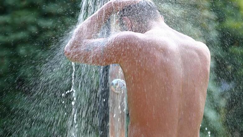 对比淋浴将有助于使男人振作起来并增加效力